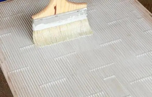 瓷砖背胶要干透了才干涂瓷砖胶!